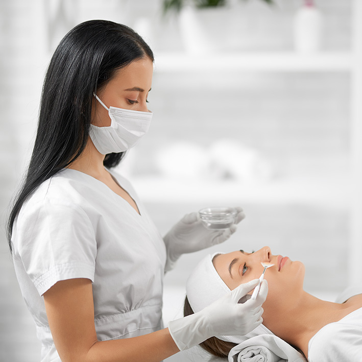 A Comprehensive Guide on How to Become an Aesthetician